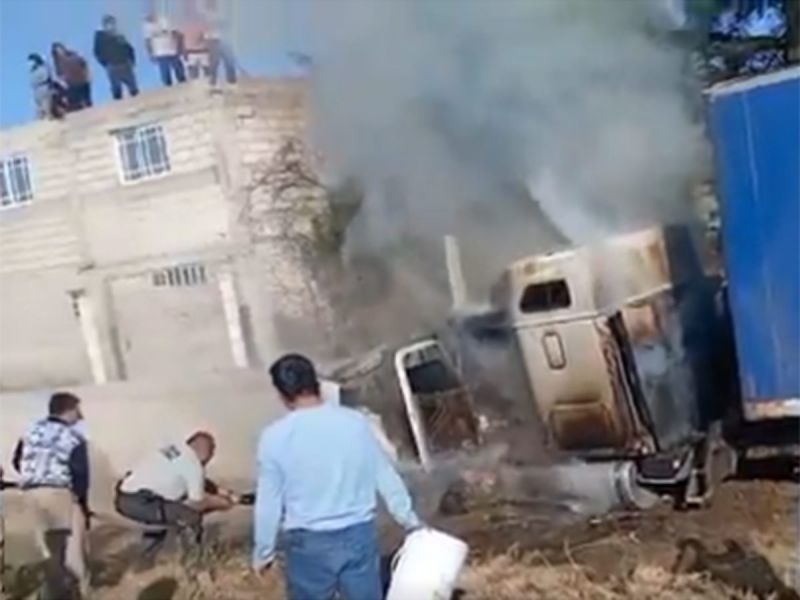 Video Choca y se incendia parte de un tráiler en la México Puebla