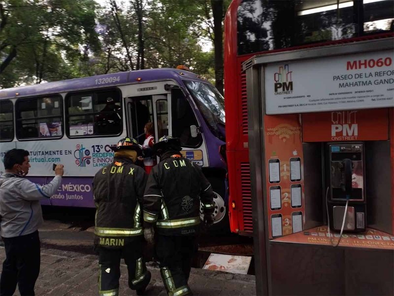 Chocan Metrobús y camión de pasajeros en Reforma suman 41 lesionados