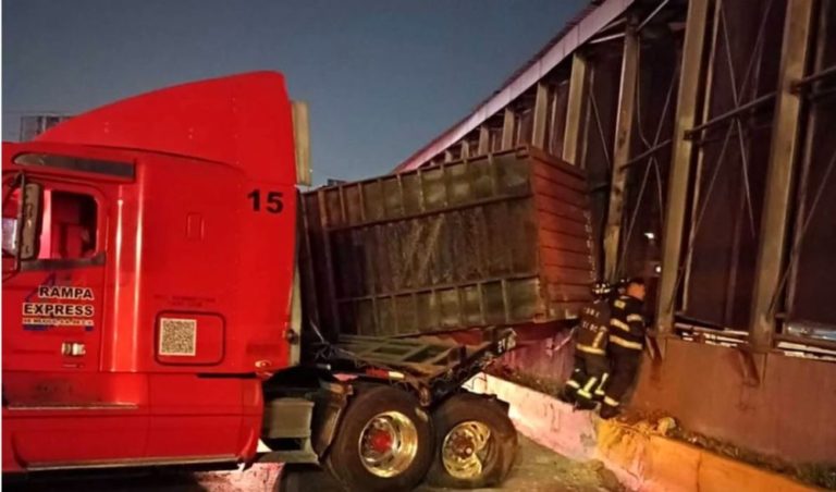 Video Tr Iler Vuelca En Circuito Interior Y Choca Contra Muro Del