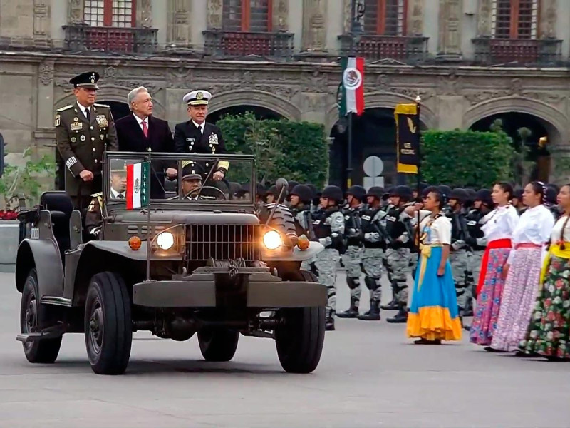 Video López Obrador encabeza el desfile por la Revolución Mexicana