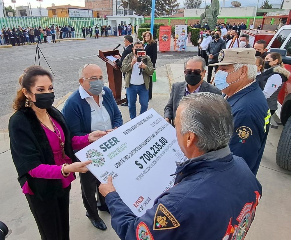 Tras colecta escolar entrega SEER más de 700 mil pesos a cuerpo de