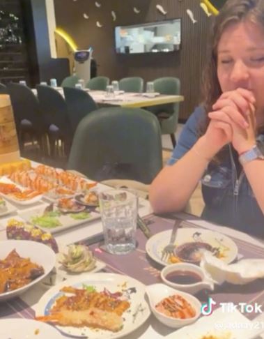 Jóvenes pagan más de 3 mil pesos por no terminarse la comida en buffet