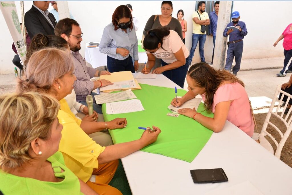 Leonor Noyola Entrega Firma De 14 Escrituras Patrimoniales A Familias