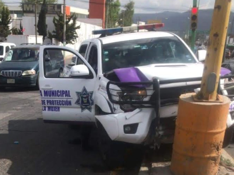 Mujer motociclista se pasa el semáforo choca contra patrulla y muere