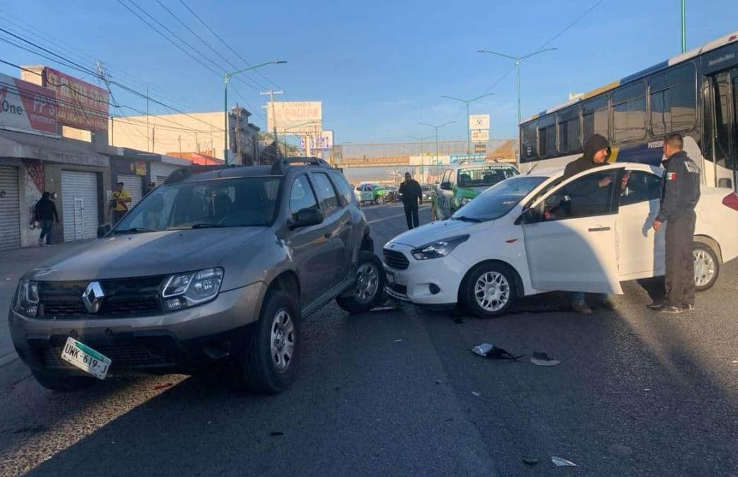 Colisionaron tres vehículos en carretera a Rioverde solo daños El