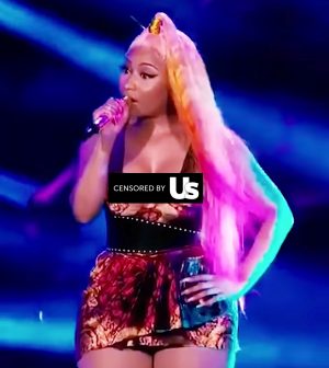 Nicki Minaj enseña senos desnudos por brinquitos en el escenario El