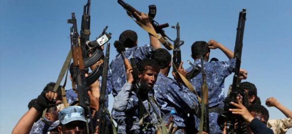 Yemeníes capturan colina estratégica en Shabwa, rica en petróleo