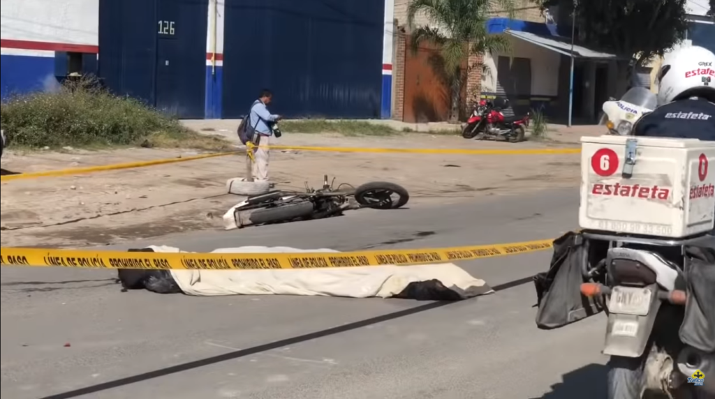 Cae motociclista al derrapar y muere