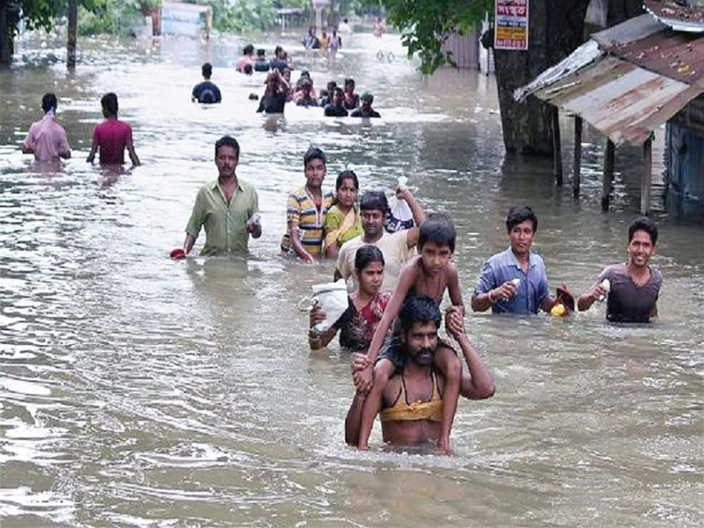 Lluvias del monzón dejan al menos 138 muertos y 100.000 evacuados en India