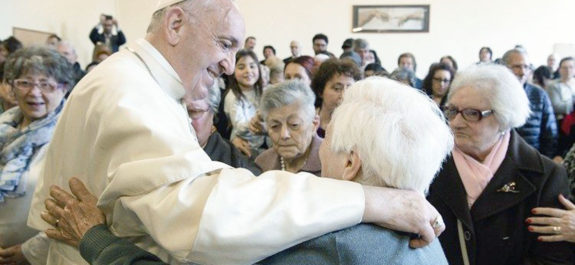 El Papa honra a abuelos y adultos mayores
