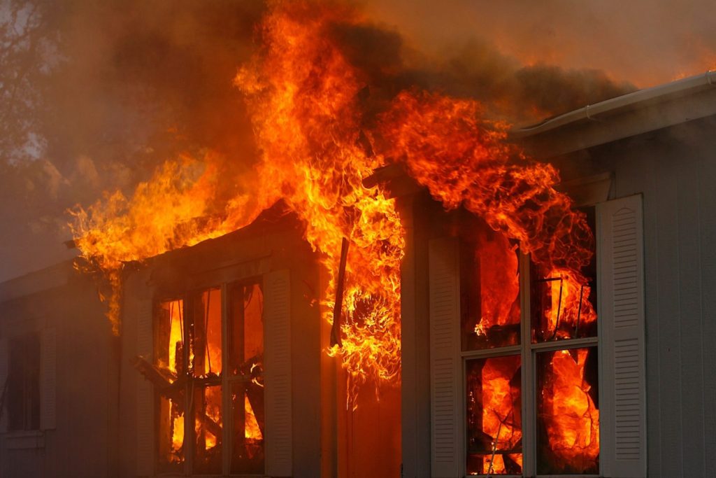 Mujer incendia su casa