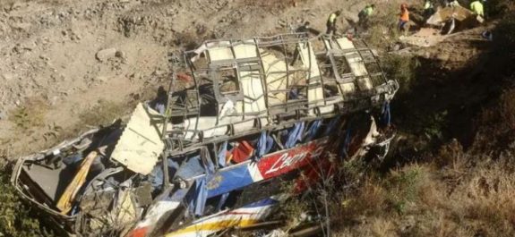 Autobús cae a precipicio en Perú; hay al menos 32 muertos
