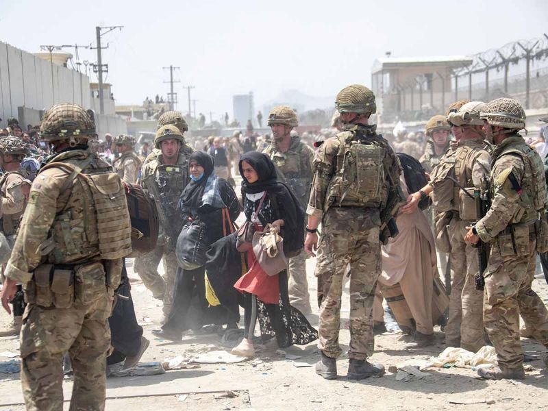 Siete muertos en caos en aeropuerto de Kabul