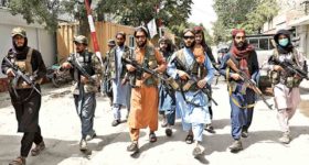 Con fusil en mano, talibanes ponen a civiles a trabajar