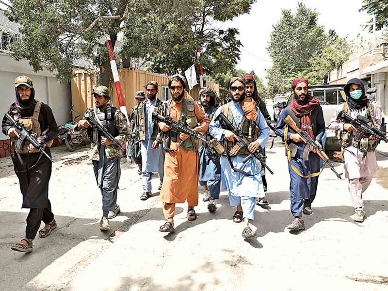 Con fusil en mano, talibanes  ponen a civiles a trabajar