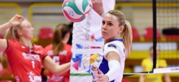 Jugadora de voleibol italiana sufre pericarditis tras vacunarse vs el Covid-19