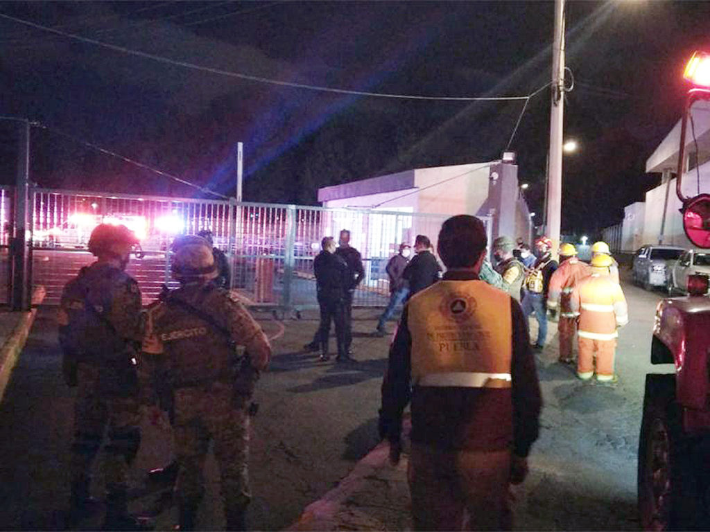 Explosión en Fiscalía de Puebla deja dos muertos; Ejército resguarda la zona