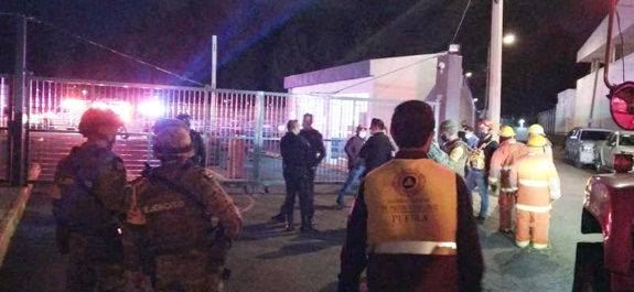 Explosión en Fiscalía de Puebla deja dos muertos; Ejército resguarda la zona