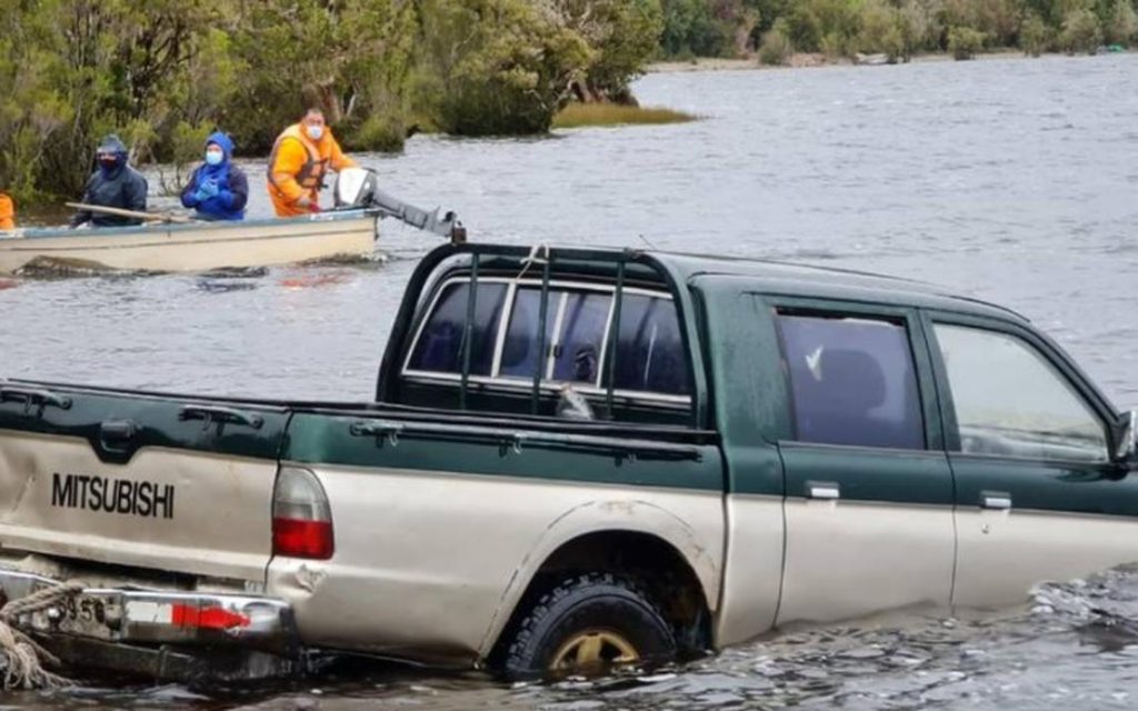 Camioneta cayó a un lago en medio de un reporte en vivo