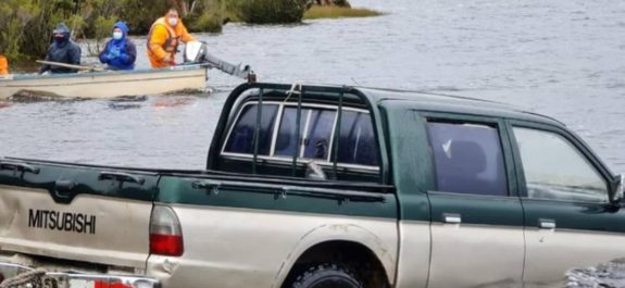 Camioneta cayó a un lago en medio de un reporte en vivo