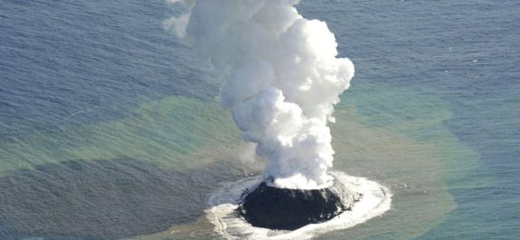Erupción volcánica crea una nueva isla en Japón