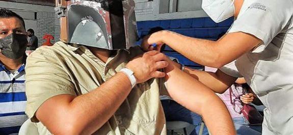 'Mando' se vacuna contra covid-19 en San Pedro, Nuevo Leon
