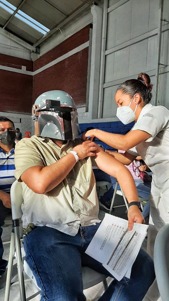 'Mando' se vacuna contra covid-19 en San Pedro, Nuevo Leon