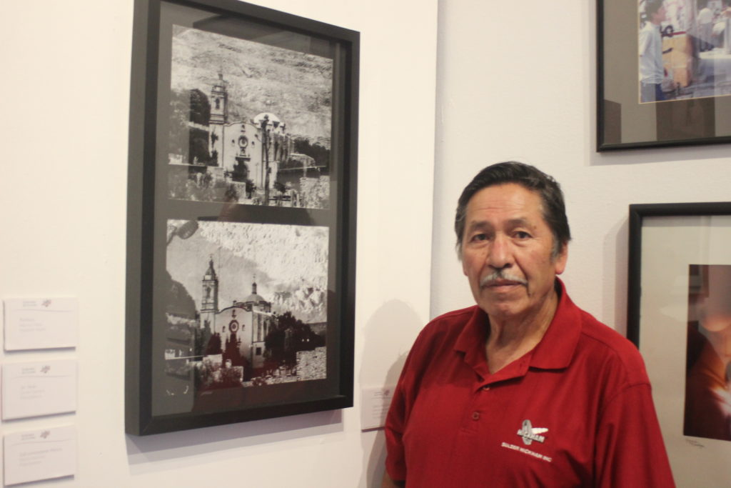 Miguel Ángel Ibarra Fraga con su díptico de la destrucción del cerro de San pedro.