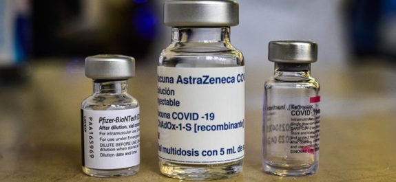 Qué se sabe sobre la combinación de vacunas contra el coronavirus