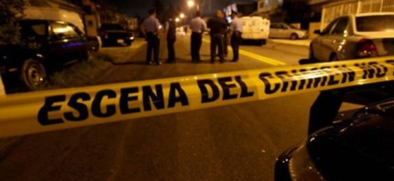 Asesinan a un hombre y se dan a la fuga abordo de una camioneta en Iztapalapa