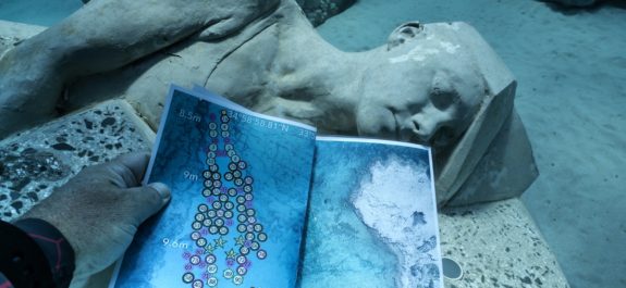 jason-decaires-taylor-underwater-sculpture-musan-museum-diving-cyprus-my-modern-met-15