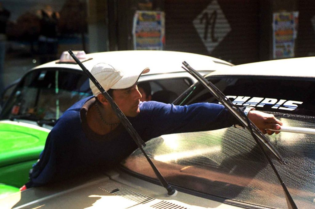 Un joven trabaja como limpiaparabrisas para ganarse unas monedas en las calles de la colonia Doctores de esta ciudad. FOTO: Moises Pablo/CUARTOSCURO.COM