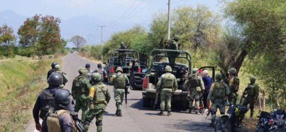 Civiles armados atacan a militares en Michoacán; hay siete muertos