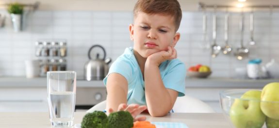 niño diagnosticado con fobia a la comida
