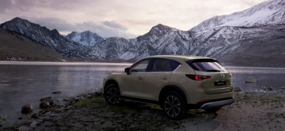 Mazda actualiza a la segunda generación de la CX-5 para 2022 con un nuevo aspecto y aprovecha para darle nueva tecnología y hacer cambios en donde no se ven