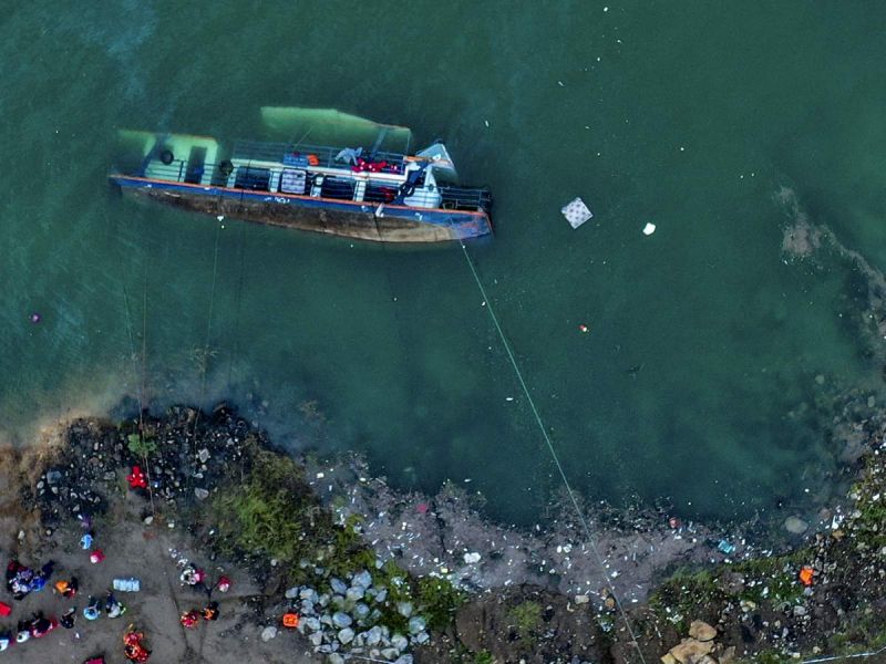 Naufraga barco en China; hay al menos 10 muertos