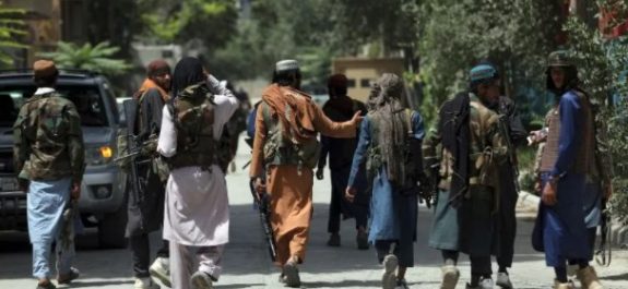 Talibanes matan y cuelgan en público a cuatro secuestradores