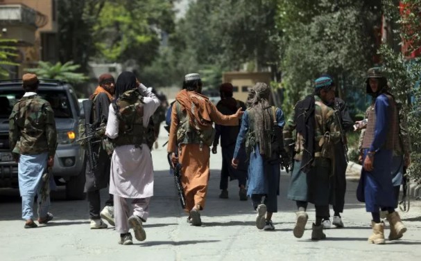 Talibanes matan y cuelgan en público a cuatro secuestradores
