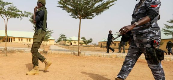 Comando libera a 240 presos en cárcel de Nigeria