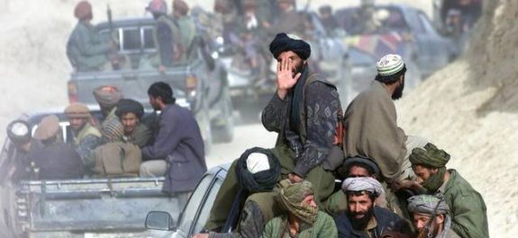 Afganistán: Acusan a talibanes de matar a una policía embarazada