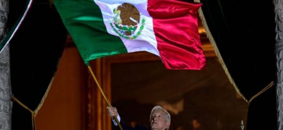 AMLO da Grito de Independencia; incluye honestidad, democracia y soberanía en arengas