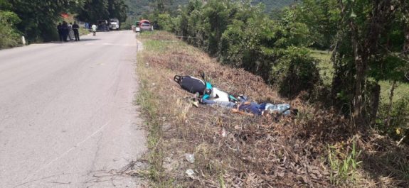 Ejecutaron a dos motociclistas en carretera Coxcatlán-Carrizos
