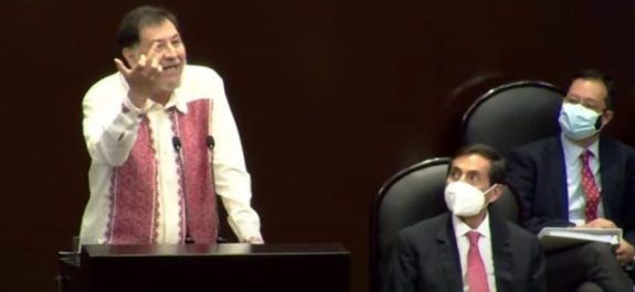 Fernández Noroña responde con seña obscena a diputada del PAN