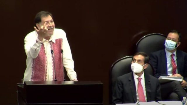 Fernández Noroña responde con  seña obscena a diputada del PAN
