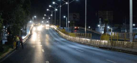 Desconocidos apedrean vehículos desde puente en SNM