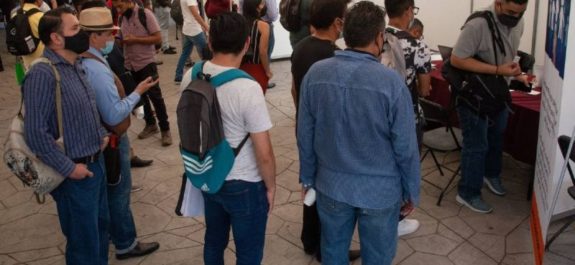 Baja desempleo en México; se ubica en 4.3% en agosto: Inegi