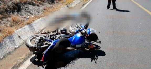 Motociclista muere tras choque con autobús “pollero”