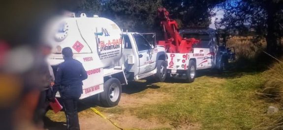 Pipa gasera se impactó contra árbol; dos heridos