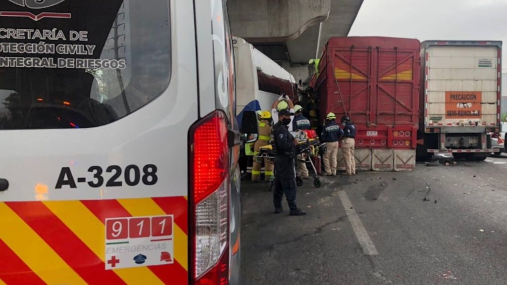 Muere joven prensado tras carambola en la autopista México-Puebla