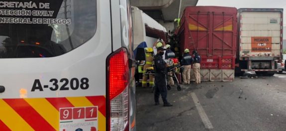 Muere joven prensado tras carambola en la autopista México-Puebla